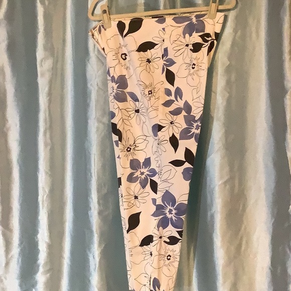 White floral print capris, gently used, like new! - Picture 1 of 5